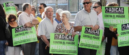 Algunos de los preferentistas que protestaron a las puertas del juzgado.