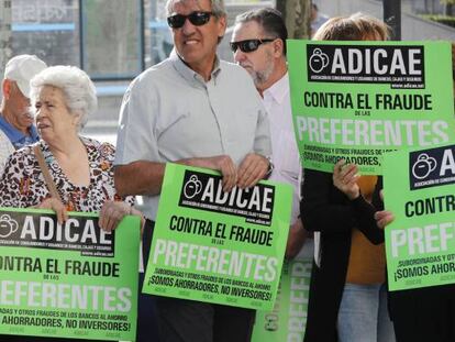 Algunos de los preferentistas que protestaron a las puertas del juzgado.