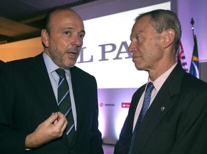 Javier Monzón (na esquerda), presidente da Indra Internacional, conversando com Manuel de la Camera (na direita), embaixador da Espanha em São Paulo, durante a apresentação da nova edição digital de EL PAÍS no Brasil.