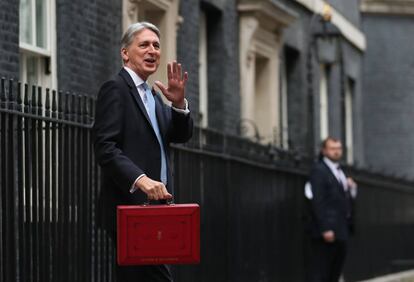 El ministro de Finanzas británico, Phillip Hammond, sale de Downing Street con los Presupuestos a finales de octubre