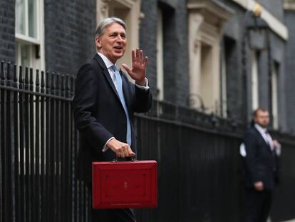 El ministro de Finanzas británico, Phillip Hammond, sale de Downing Street con los Presupuestos a finales de octubre