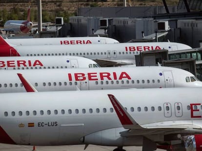 Vista de unos aviones de Iberia en la pista de la terminal T4 del aeropuerto de Madrid.