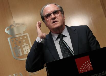El candidato socialista a la presidencia de la Comunidad de Madrid, Ángel Gabilondo, el martes tras reunirse con el presidente de la Asamblea, Juan Trinidad.