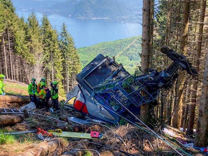 La cabina del teleférico accidentado en el monte Mottarone (norte de Italia) el 23 de mayo. En vídeo, las imágenes del momento del accidente obtenidas por Il Corriere della Sera.