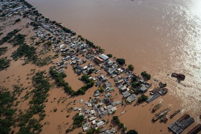 Con 2024 en camino de ser el año más cálido jamás registrado, los fenómenos meteorológicos extremos causaron estragos en todo el mundo. Su impacto fue especialmente devastador en zonas ya afectadas por conflictos o que acogen a un gran número de desplazados forzosos. Un informe publicado por Acnur en noviembre reveló que tres cuartas partes de los desplazados forzosos viven en países muy afectados por el cambio climático, mientras que la mitad vive en lugares afectados tanto por conflictos como por graves riesgos climáticos. Muchos de los que han huido de los combates corren el riesgo de volver a ser desplazados por la sequía y las graves inundaciones. Así ocurrió en Kenia, Burundi y Somalia entre marzo y mayo, cuando las fuertes lluvias arrasaron África Oriental, inundando campos de refugiados y desplazados internos. También en mayo, más de medio millón de personas del sur de Brasil se vieron desplazadas por las inundaciones, entre ellas refugiados y personas necesitadas de protección internacional procedentes de Venezuela, Haití y Cuba. Este año, las inundaciones catastróficas también han afectado a desplazados en Yemen, Sudán y en toda África Occidental y Central. Además de proporcionar ayuda de emergencia a los afectados por estas catástrofes, Acnur pide que se destine más financiación climática a los refugiados y las comunidades de acogida para ayudarles a prepararse y adaptarse a los efectos cada vez peores del cambio climático. En la fotografía, inundaciones en el estado brasileño de Rio Grande do Sul. En muchos de los barrios más afectados vivían refugiados.