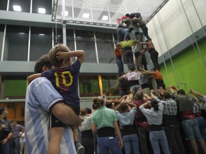 Castellers de Sants, ensayan en las instalaciones de la Escuela Jaume I de Barcelona donde la AMPA ha organizado diversas actividades para este fin de semana.