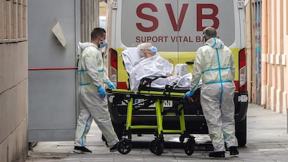 Varios sanitarios trasladan a una anciana a un hospital, este lunes en Valencia.