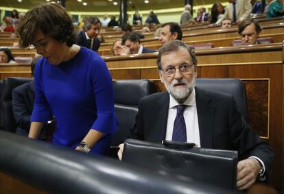 Soraya Sáenz de Santamaría junto Mariano Rajoy, momentos antes de la comparecencia.