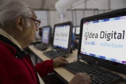 Un hombre asiste a una clase de inform&aacute;tica en Ciudad de M&eacute;xico. &nbsp;