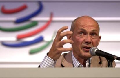 El comisario de Comercio de la UE, Pascal Lamy, se dirige a la prensa después de la cumbre de la OMC, ayer en Cancún.