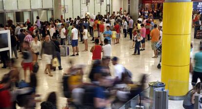 Viajeros en la T4, en el aeropuerto de Barajas.