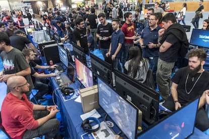 Aficionados prueban juegos durante la anterior edición de Madrid Games Week.