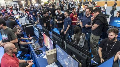 Aficionados prueban juegos durante la anterior edición de Madrid Games Week.