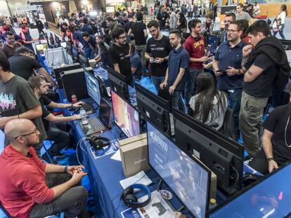 Aficionados prueban juegos durante la anterior edición de Madrid Games Week.