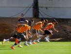 GRAFCVA7328. PATERNA (VALENCIA), 17/08/2020.- Los jugadores del Valencia CF durante el entrenamiento que han realizado este lunes en la ciudad deportiva del club en Paterna. EFE/Manuel Bruque