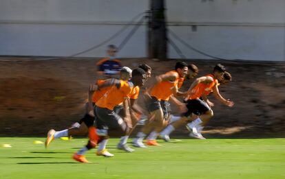 Los jugadores del Valencia CF durante el entrenamiento que han realizado este lunes en la ciudad deportiva del club en Paterna.
