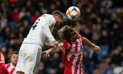 Sergio Ramos cabecea ante Muniesa para hacer el 3-2.