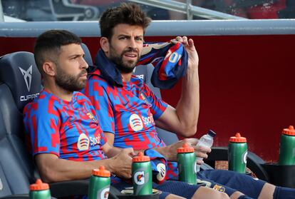 Gerard Pique y Jordi Alba en el banquillo durante un partido del Barcelona esta temporada.