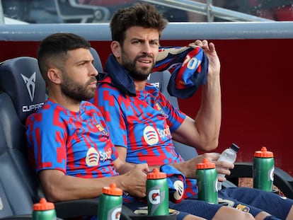 Gerard Pique y Jordi Alba en el banquillo durante un partido del Barcelona esta temporada.