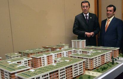 José Luis Bilbao (a la izquierda) y Jabyer Fernández, cuando presentaron en diciembre de 2007 el proyecto de pisos modulares. 