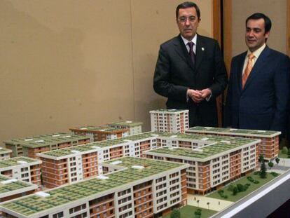 José Luis Bilbao (a la izquierda) y Jabyer Fernández, cuando presentaron en diciembre de 2007 el proyecto de pisos modulares. 