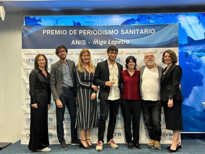 En el centro, el periodista de EL PAÍS Pablo Linde, tras recibir el galardón de ANIS por sus trabajos periodísticos sanitarios, el pasado 28 de octubre, en una imagen cedida.