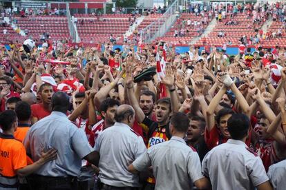 Seguidors del Girona han envaït el camp.