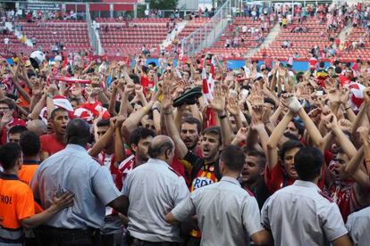 Seguidors del Girona han enva&iuml;t el camp.