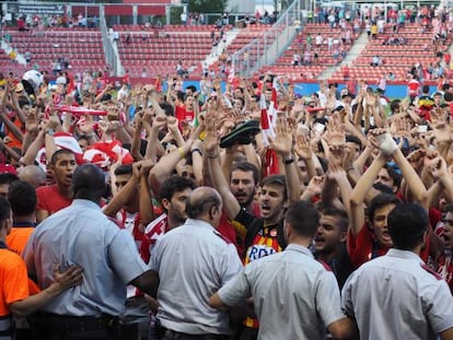 Seguidors del Girona han enva&iuml;t el camp.