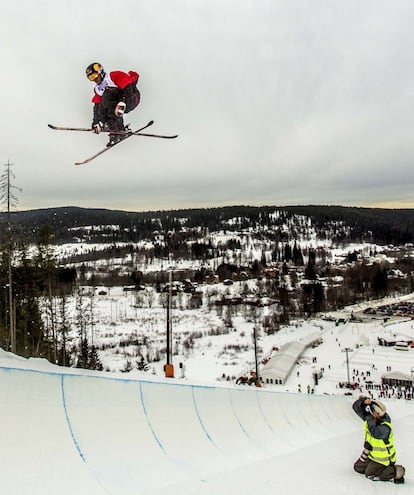 Un fotógrafo toma una captura del esquiador estadounidense Simon Dumont durante la ronda de clasificación de 'halfpipe' durante el Campeonato del Mundo de Esquí Estilo Libre, en Oslo.
