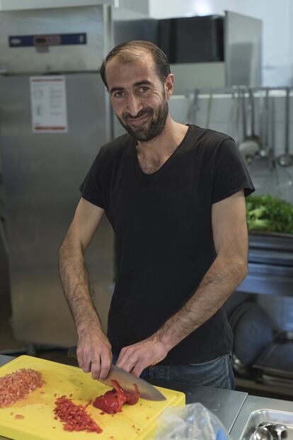 Retrato de Hassan. Hombre de Siria de 39 años. Trabaja en la cocina. 