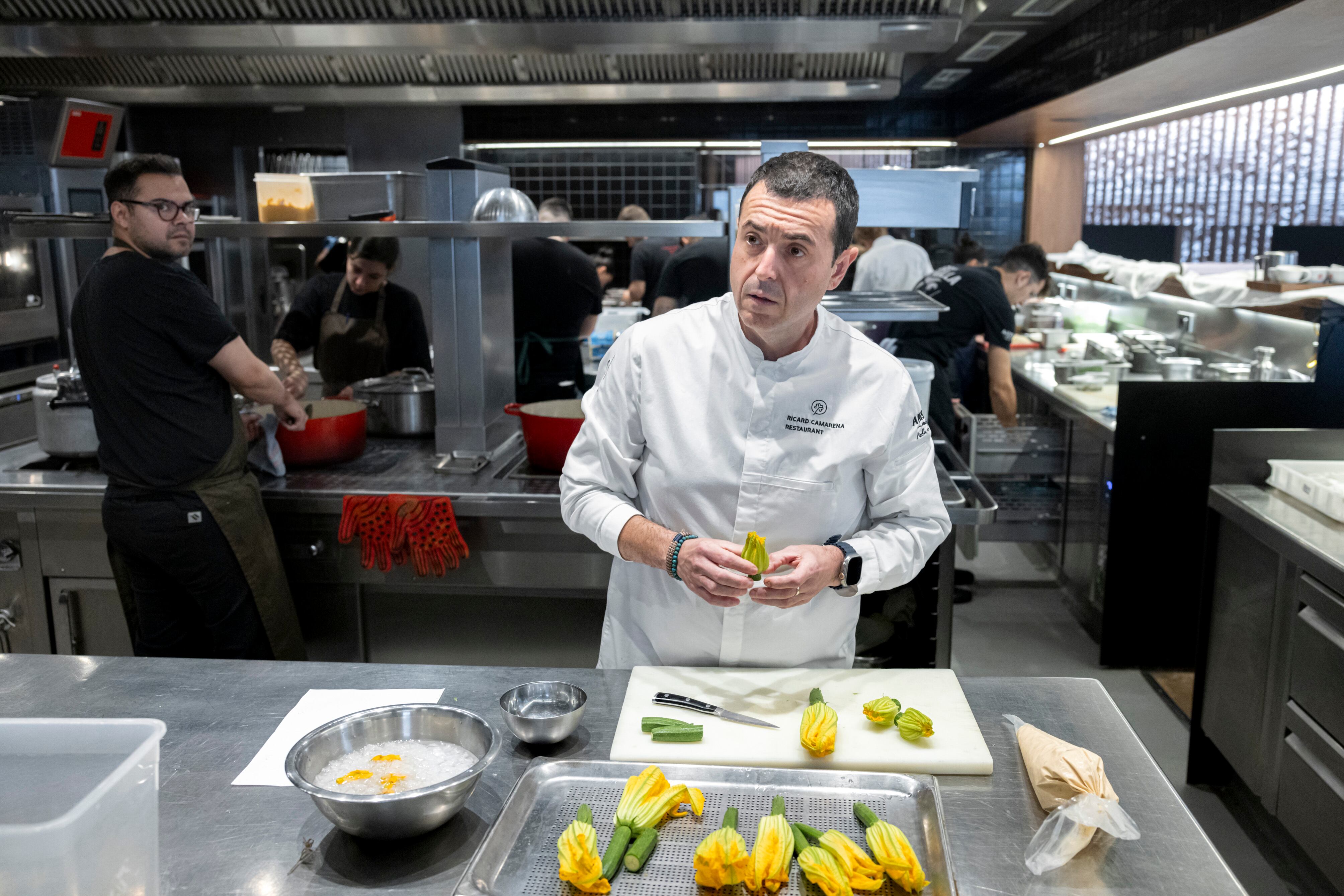 Ricard Camarena, el pasado jueves, en la cocina del restaurante, preparando uno de sus platos, el de gamba roja, flor de calabacín y limón.