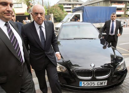 El presidente del BBVA, Francisco González (c), a su llegada el jueves a la capilla ardiente del banquero Emilio Botín, que ha sido instalada en la casa palacio del "Promontorio", en la capital cántabra.