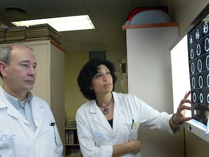 Joan Sahuquillo y Maria Antònia Poca, neurocirujanos del hospital Vall d'Hebrón.