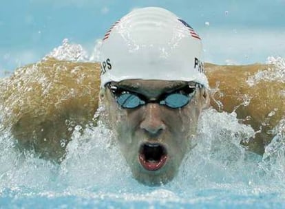 Michael Phelps nada mariposa en la prueba de 400m estilos.