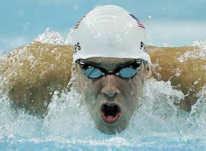 Michael Phelps nada mariposa en la prueba de 400m estilos.