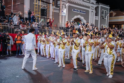 Un grupo de músicos toca durante el carnaval de Mindelo.