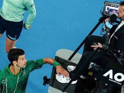 Djokovic da un toque al árbitro en un instante de la final en Melbourne.