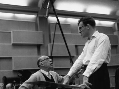 Igor Stravinski y Robert Craft, en el estudio de la BBC en Londres, en 1958.