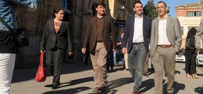 Mario Jim&eacute;nez y otros representantes socialistas, en la estaci&oacute;n de Renfe de Huelva. 