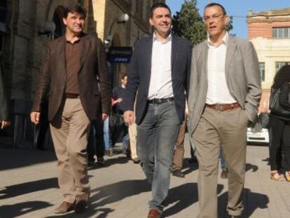 Mario Jiménez y otros representantes socialistas, en la estación de Renfe de Huelva.