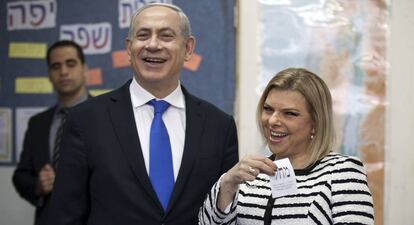 Benjam&iacute;n Netanyahu y su esposa, Sara, tras votar en Jerusal&eacute;n en 2015.