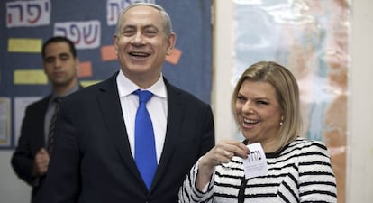 Benjamín Netanyahu y su esposa, Sara, tras votar en Jerusalén en 2015.