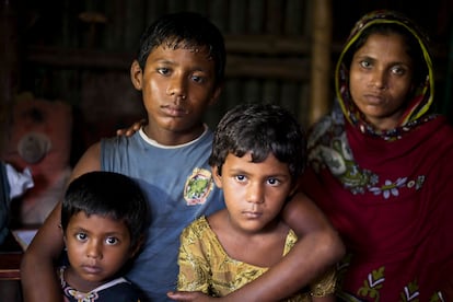 Emon Hawlader, con 13 años, en su casa en el ‘slum’ de Shampur, en Daca, junto a su madre Shukhi Begum y sus hermanas.