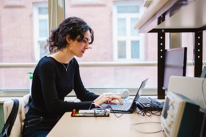 En Comillas ICAI, las alumnas suponen el 40% en los grados de ingeniería, muy por encima de la media española: las mujeres apenas representan el 20% de los profesionales de ingeniería y el 12% en telecomunicaciones.