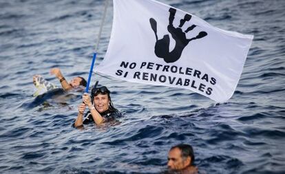 Protesta contra las prospecciones de Repsol en Canarias, en 2014. 