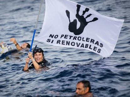 Protesta contra las prospecciones de Repsol en Canarias, en 2014. 