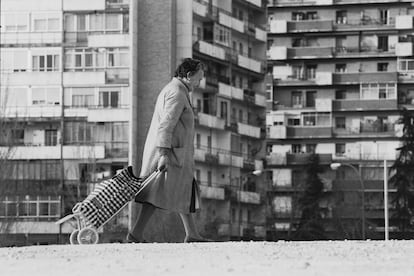 Madrid, 10.03.1992. Volviendo del mercado en el barrio de la Concepción.