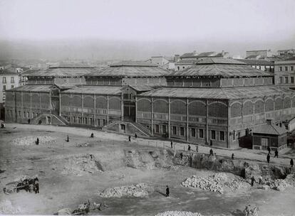 1925 (aproximadamente). Mercado de los Mostenses, que luego sería derruido para dar paso a un nuevo edificio, de menores dimensiones, que es el actual mercado de esa plaza cercana a la Gran Vía.