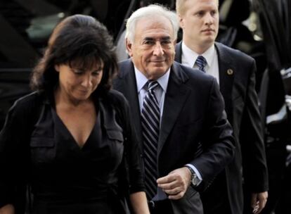 Dominique Strauss-Kahn, el exdirector gerente del Fondo Monetario Internacional, acompañado de su esposa, Anne Sinclair, llega al tribunal de Manhattan